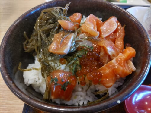 豪華な海鮮丼