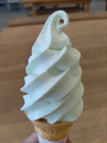 青い色をしたご当地ソフトクリーム